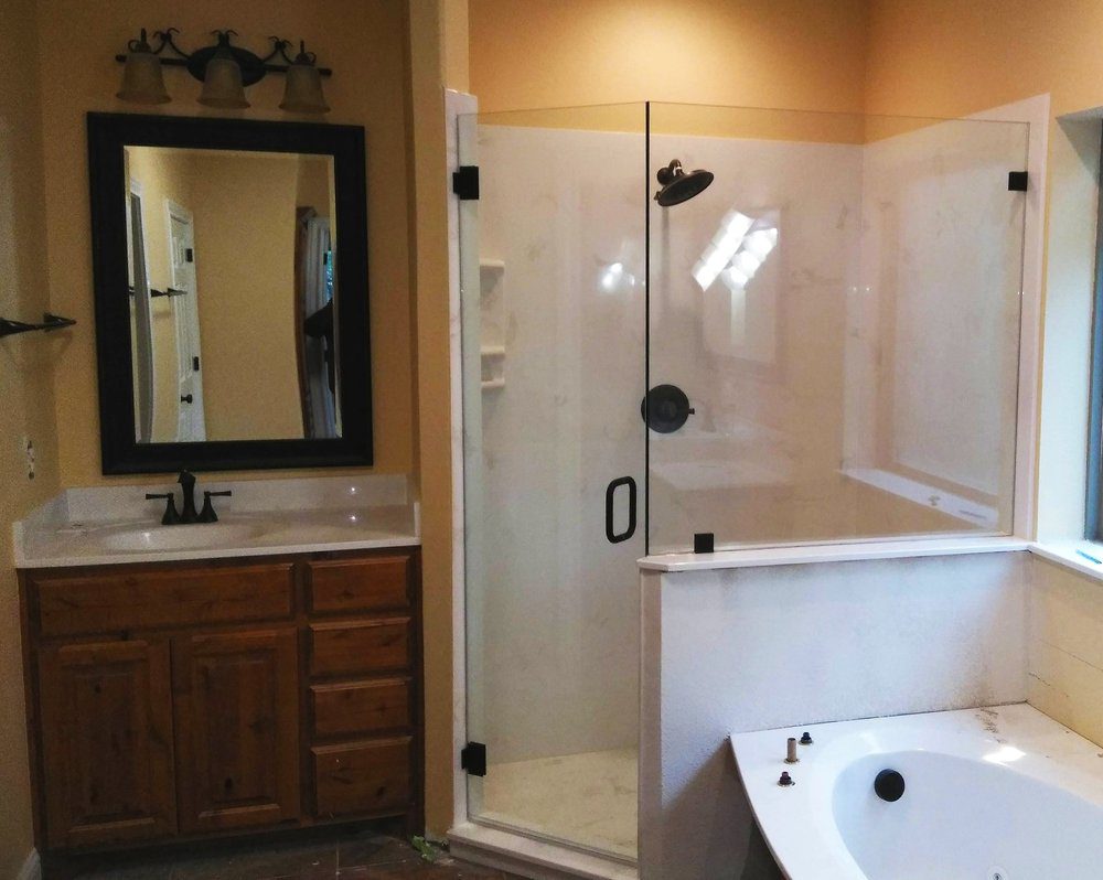 Frameless door bathroom