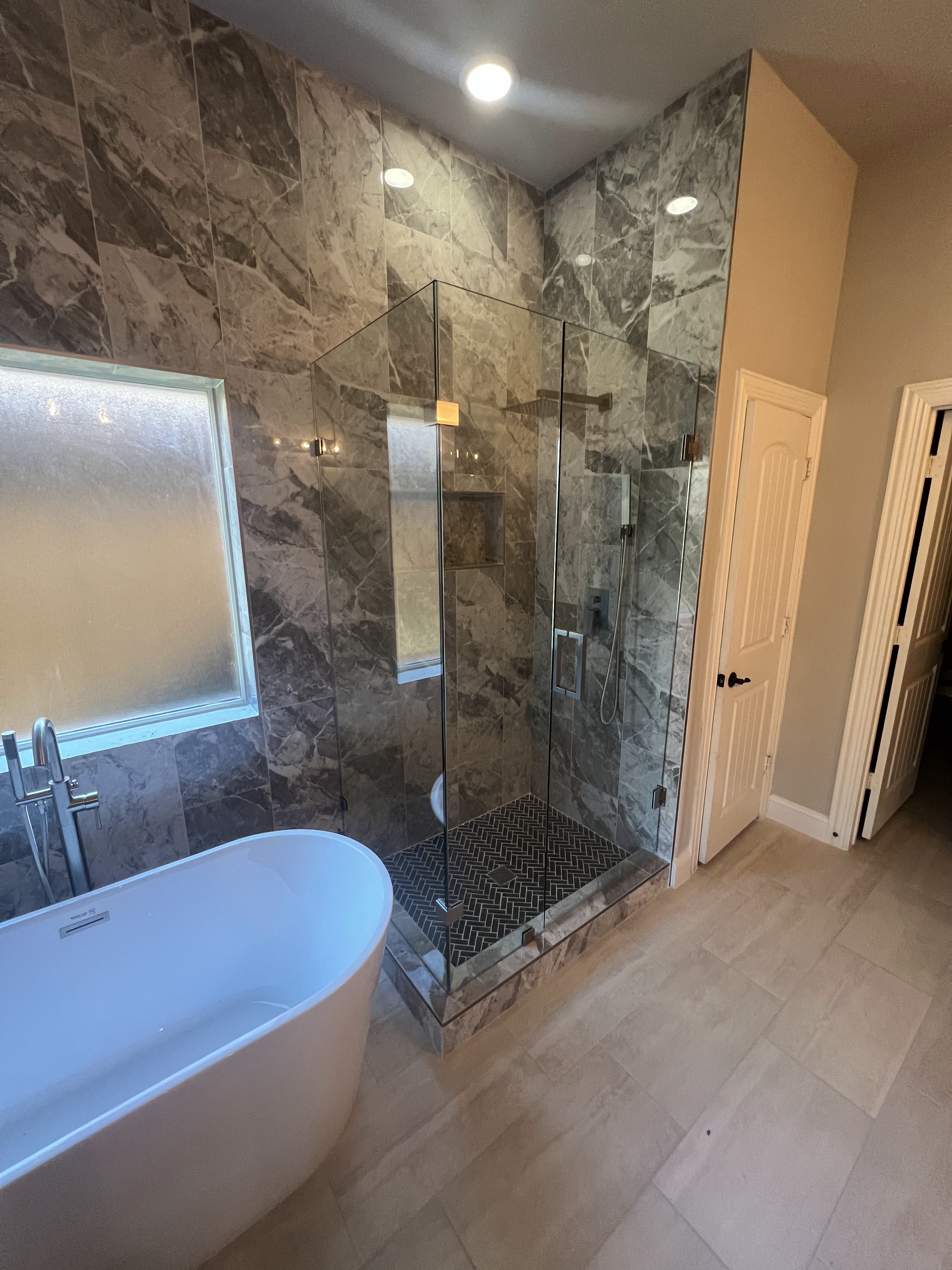 Durability and Longevity: Frameless Glass Outperforms Framed Units